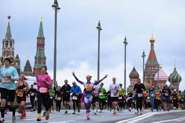 Participants of the Moscow Half Marathon run over the Moskvoretsky bridge past the Kremlin and Red Square in central Moscow on April 26, 2026. (Photo by Igor IVANKO / AFP)