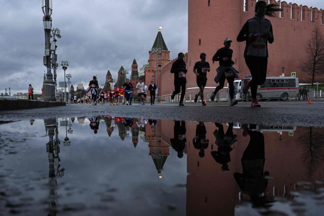 Participants of the Moscow Half Marathon run along Kremlevskaya embankment past the Kremlin in central Moscow on April 26, 2026. (Photo by Igor IVANKO / AFP)
