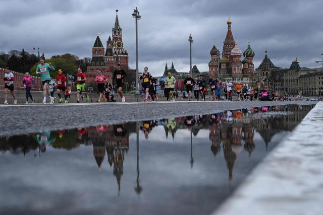 Participants of the Moscow Half Marathon run over the Moskvoretsky bridge past the Kremlin and Red Square in central Moscow on April 26, 2026. (Photo by Igor IVANKO / AFP)