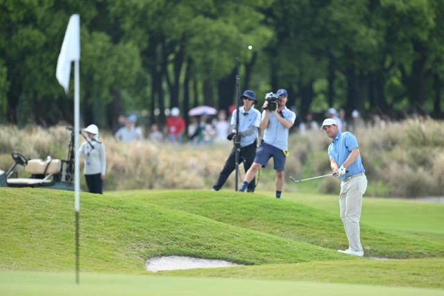 Austria's Bernd Wiesberger chips onto the green during the final round of the China Open golf tournament in Shanghai on April 26, 2026. (Photo by CN-STR / AFP) / China OUT