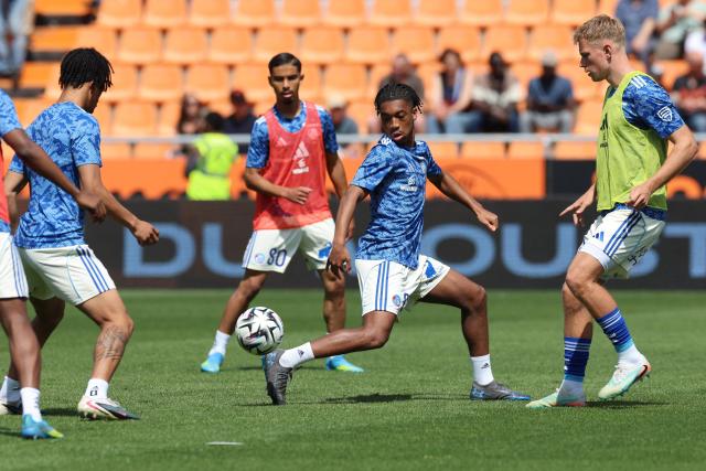 Strasbourg's English forward #27 Samuel Amo-Ameyaw (C) warms up ahead of the French Ligue 1 football match between FC Lorient and RC Strasbourg Alsace at the Moustoir stadium in Lorient, north-western France on April 26, 2026. (Photo by Fred TANNEAU / AFP)