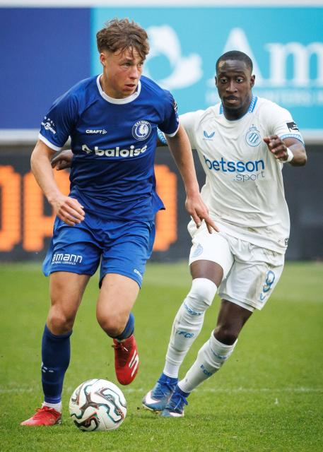 KAA Gent's Belgian midfielder #27 Tibe De Vlieger (L) and Club Brugge's Portuguese forward #09 Carlos Forbs fight for the ball during the Belgian "Pro League" First Division football match between KAA Gent and Club Brugge at KAA Gent Stadium in Gent on April 26, 2026. (Photo by KURT DESPLENTER / Belga / AFP) / Belgium OUT