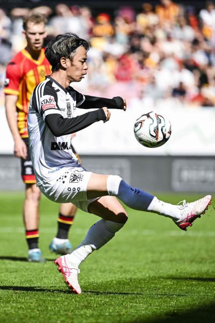 STVV's Japanese midfielder #13 Ryotaro Ito controls the ball during the Belgian "Pro League" Champions' play-off (day 5 out of 10) football match between KV Mechelen and  Sint-Truidense Voetbalvereniging (STVV) at the Achter de Kazerne Stadium in Mechelen on April 26, 2026. (Photo by Tom Goyvaerts / Belga / AFP) / Belgium OUT