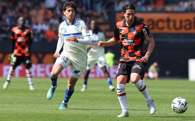 Lorient's French midfielder #06 Laurent Abergel (R) controls the ball during the French Ligue 1 football match between FC Lorient and RC Strasbourg Alsace at the Moustoir stadium in Lorient, north-western France on April 26, 2026. (Photo by Fred TANNEAU / AFP)