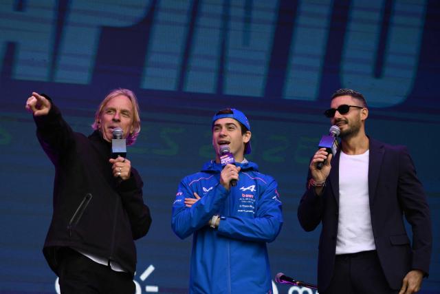 Alpine Argentina's Formula One driver Franco Colapinto (C) speaks next to ESPN journalist Juan Fossaroli (L) and TV host Nicolas Occhiato (R) during an exhibition in Buenos Aires on April 26, 2026, ahead of the Miami Grand Prix. (Photo by Luis ROBAYO / AFP)