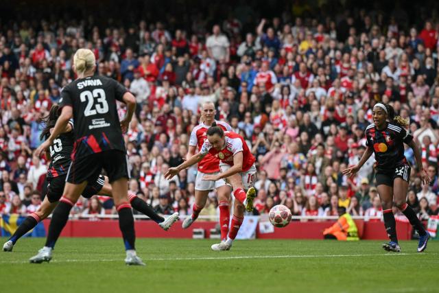 Arsenal's Australian striker #19 Caitlin Foord (C) takes a shot at goal during the women's UEFA Champions League first-leg semi-final football match between Arsenal and OL Lyonnes at the Emirates Stadium, north London, on April 26, 2026. (Photo by Glyn KIRK / AFP)