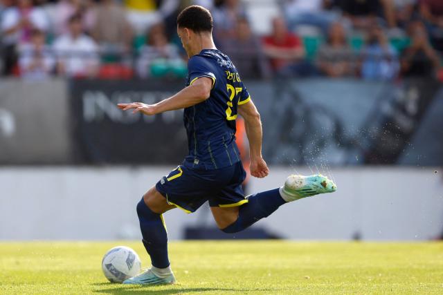 FC Porto's Turkish forward #27 Deniz Gul scores the opening goal during the Portuguese League football match between CF Estrela da Amadora and FC Porto at Jose Gomes stadium in Amadora, on April 26, 2026. (Photo by FILIPE AMORIM / AFP)