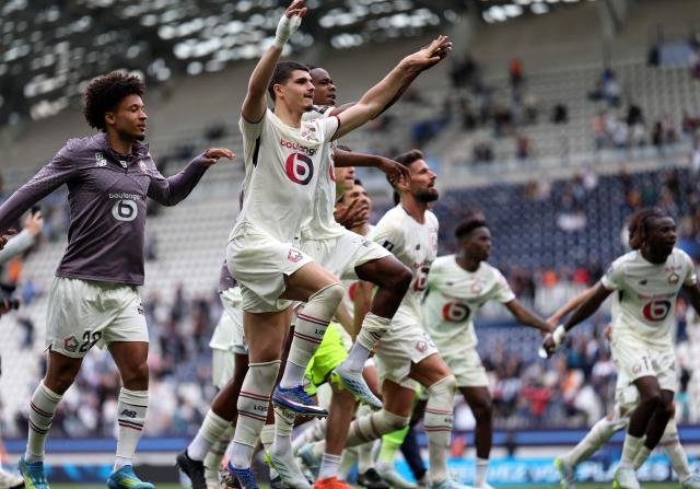 Lille's Belgian forward #07 Matias Fernandez-Pardo (2L) celebrates Lille's victory with teammates at the end of the French L1 football match between Paris FC and LOSC Lille at the Stade Jean-Bouin in Paris, on April 26, 2026. (Photo by FRANCK FIFE / AFP)
