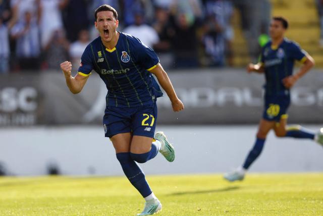 FC Porto's Turkish forward #27 Deniz Gul celebrates scoring the opening goal during the Portuguese League football match between CF Estrela da Amadora and FC Porto at Jose Gomes stadium in Amadora, on April 26, 2026. (Photo by FILIPE AMORIM / AFP)