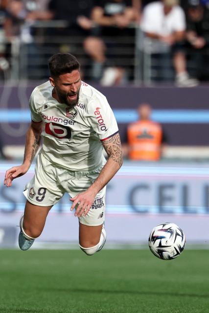 Lille's French forward #09 Olivier Giroud falls to the ground from a tackle by Paris FC's Senegalese defender #05 Moustapha Mbow (not pictured) during the French L1 football match between Paris FC and LOSC Lille at the Stade Jean-Bouin in Paris, on April 26, 2026. (Photo by FRANCK FIFE / AFP)
