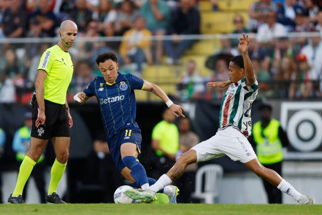 FC Porto's Brazilian forward #11 Pepe and Estrela da Amadora's Brazilian midfielder #08 Robinho fight for the ball during the Portuguese League football match between CF Estrela da Amadora and FC Porto at Jose Gomes stadium in Amadora, on April 26, 2026. (Photo by FILIPE AMORIM / AFP)