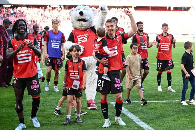 Rennes' French midfielder #21 Valentin Rongier (C) and Rennes' players celebrate victory after the French L1 football match between Stade Rennais FC and FC Nantes at the Roazhon Park stadium in Rennes on April 26, 2026. (Photo by Sebastien Salom-Gomis / AFP)