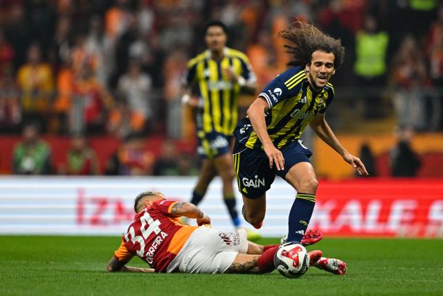 Fenerbahce's French Midfielder #6 Matteo Guendouzi (R) fights for the ball with Galatasaray's Uruguayan midfielder #34 Lucas Torreira during the Turkish Super lig football match between Fenerbahce and Galatasaray at the Rams Park stadium in Istanbul, on April 26, 2026. (Photo by Yasin AKGUL / AFP)