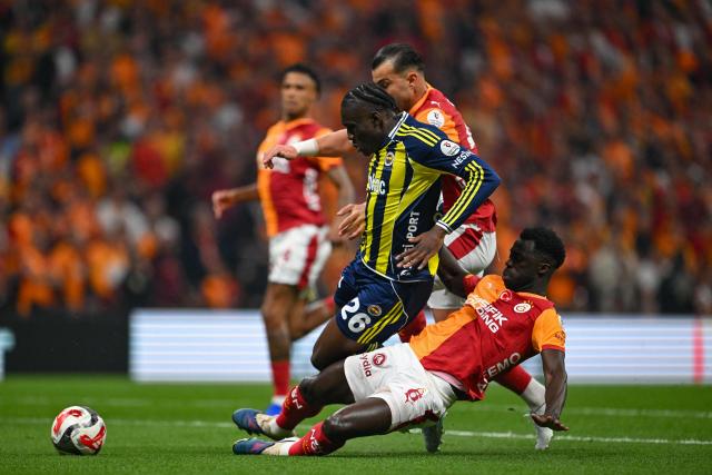 Fenerbahce’s Republic Of Guniea Forward #26 Sidiki Cherif is tackled by Galatasaray's Colombian defender Davinson Sanchez during the Turkish Super lig football match between Fenerbahce and Galatasaray at the Rams Park stadium in Istanbul, on April 26, 2026. (Photo by Yasin AKGUL / AFP)