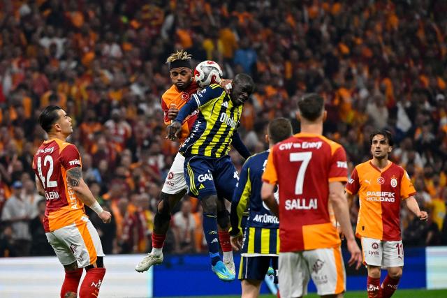 Galatasaray's Gabonese midfielder Mario Lemina (up L) fights for the ball with Fenerbahce's France midfielder #17 N'golo Kante during the Turkish Super lig football match between Fenerbahce and Galatasaray at the Rams Park stadium in Istanbul, on April 26, 2026. (Photo by Yasin AKGUL / AFP)