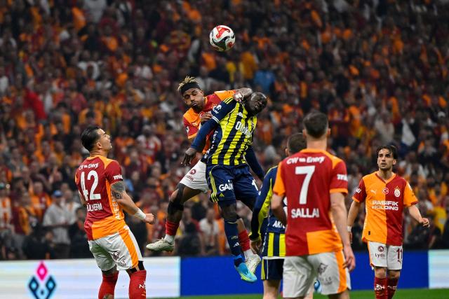Galatasaray's Gabonese midfielder Mario Lemina (up L) fights for the ball with Fenerbahce's France midfielder #17 N'golo Kante during the Turkish Super lig football match between Fenerbahce and Galatasaray at the Rams Park stadium in Istanbul, on April 26, 2026. (Photo by Yasin AKGUL / AFP)