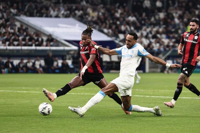 Marseille's Gabonese forward #17 Pierre-Emerick Aubameyang (C) stretches for the ball during the French Ligue 1 football match between Olympique de Marseille (OM) and OGC Nice at the Velodrome stadium in Marseille, south-eastern France on April 26, 2026. (Photo by Thibaud MORITZ / AFP)
