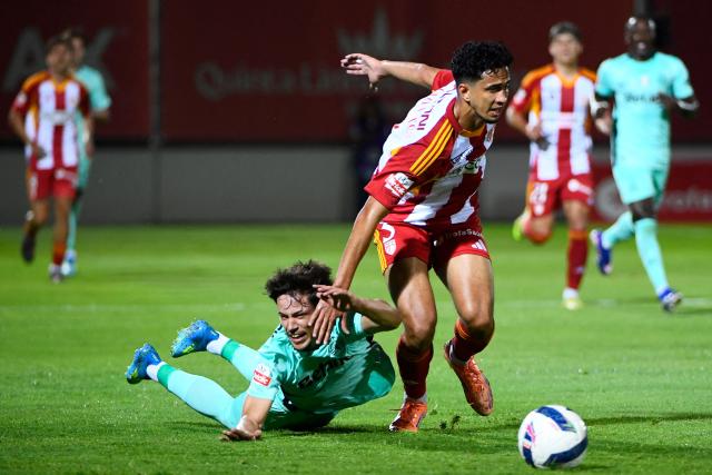 Sporting Lisbon's Portuguese forward #90 Rafael Nel (L) and AVS' Brazilian defender #03 Paulo Vitor fight for the ball during the Portuguese League football match between AVS Futebol SAD and Sporting CP at CD Aves stadium in Vila das Aves on April 26, 2026. (Photo by Miguel LEMOS / AFP)