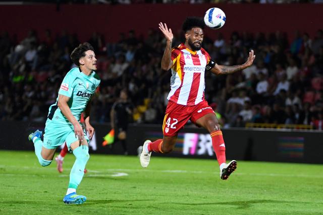AVS' Colombian defender #42 Cristian Devenish heads the ball past Sporting Lisbon's Portuguese forward #90 Rafael Nel (L) during the Portuguese League football match between AVS Futebol SAD and Sporting CP at CD Aves stadium in Vila das Aves on April 26, 2026. (Photo by Miguel LEMOS / AFP)