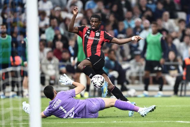 Nice's French forward #25 Mohamed-Ali Cho (top) attempts to shoot past Marseille's Argentinian goalkeeper #01 Geronimo Rulli (bottom) during the French Ligue 1 football match between Olympique de Marseille (OM) and OGC Nice at the Velodrome stadium in Marseille, south-eastern France on April 26, 2026. (Photo by Thibaud MORITZ / AFP)