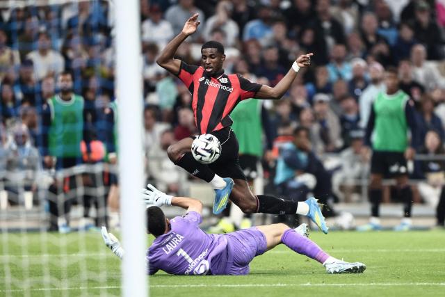 Nice's French forward #25 Mohamed-Ali Cho (top) attempts to shoot past Marseille's Argentinian goalkeeper #01 Geronimo Rulli (bottom) during the French Ligue 1 football match between Olympique de Marseille (OM) and OGC Nice at the Velodrome stadium in Marseille, south-eastern France on April 26, 2026. (Photo by Thibaud MORITZ / AFP)