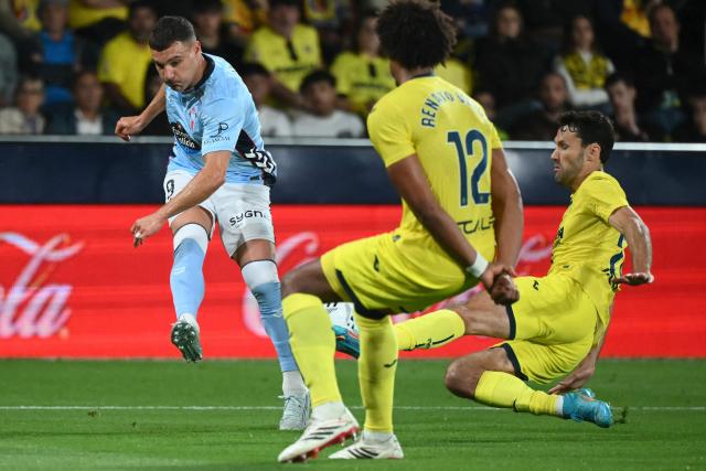 Celta Vigo's Spanish forward #09 Ferran Jutlga (L) is challenged by Villarreal's Portuguese defender #12 Renato Veiga and Villarreal's Spanish defender #24 Alfonso Pedraza (R) during the Spanish league football match between Villarreal CF and RC Celta de Vigo at La Ceramica Stadium in Vila-real on April 26, 2026. (Photo by JOSE JORDAN / AFP)
