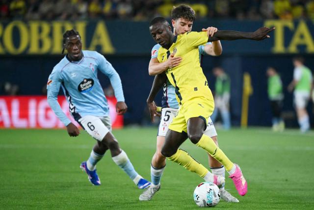 Celta Vigo's Spanish defender #05 Sergio Carreira and Villarreal's Ivorian forward #19 Nicolas Pepe (R) fight for the ball during the Spanish league football match between Villarreal CF and RC Celta de Vigo at La Ceramica Stadium in Vila-real on April 26, 2026. (Photo by JOSE JORDAN / AFP)