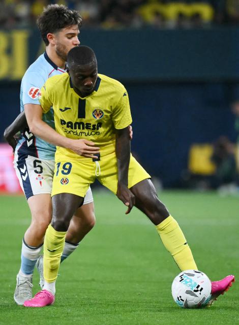 Celta Vigo's Spanish defender #05 Sergio Carreira and Villarreal's Ivorian forward #19 Nicolas Pepe fight for the ball during the Spanish league football match between Villarreal CF and RC Celta de Vigo at La Ceramica Stadium in Vila-real on April 26, 2026. (Photo by JOSE JORDAN / AFP)