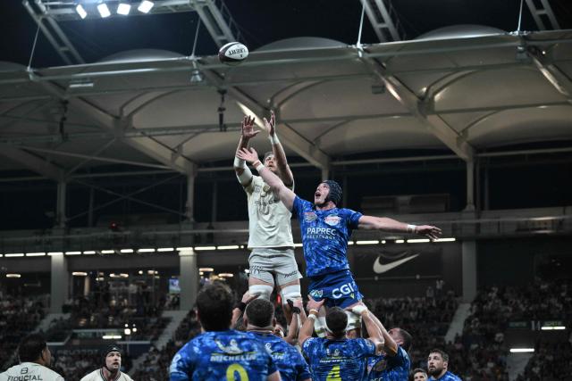 Toulouse's French number eight Alexandre Roumat (L) fights for the ball in a line out with Clermont's French flanker Killian Tixeront during the French Top 14 rugby union match between Stade Toulousain and ASM Clermont Auvergne at the Ernest Wallon Stadium in Toulouse, southwestern France, on April 26, 2026. (Photo by Ed JONES / AFP)