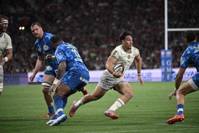 Toulouse's French centre Kalvin Gourgues runs with the ball during the French Top 14 rugby union match between Stade Toulousain and ASM Clermont Auvergne at the Ernest Wallon Stadium in Toulouse, southwestern France, on April 26, 2026. (Photo by Ed JONES / AFP)