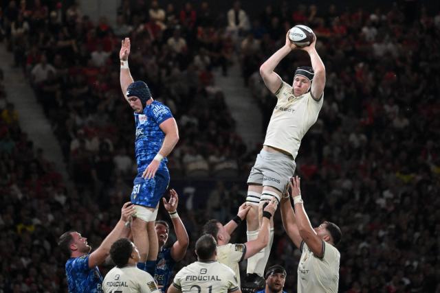 Toulouse's French lock Thibaud Flament (R) catches the ball in a line out during the French Top 14 rugby union match between Stade Toulousain and ASM Clermont Auvergne at the Ernest Wallon Stadium in Toulouse, southwestern France, on April 26, 2026. (Photo by Ed JONES / AFP)
