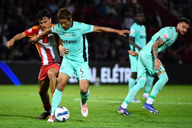 AVS' Brazilian midfielder #08 Pedro Lima (L) and Sporting Lisbon's Japanese midfielder #05 Hidemasa Morita fight for the ball during the Portuguese League football match between AVS Futebol SAD and Sporting CP at CD Aves stadium in Vila das Aves on April 26, 2026. (Photo by MIGUEL LEMOS / AFP)