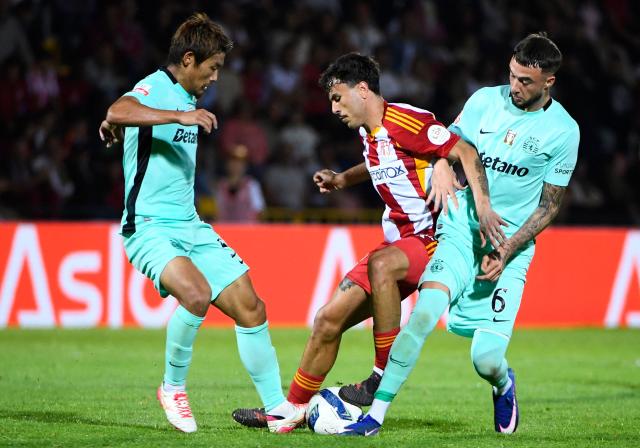 Sporting Lisbon's Japanese midfielder #05 Hidemasa Morita (L), AVS' Brazilian midfielder #08 Pedro Lima and Sporting Lisbon's Belgian defender #06 Zeno Debast fight for the ball during the Portuguese League football match between AVS Futebol SAD and Sporting CP at CD Aves stadium in Vila das Aves on April 26, 2026. (Photo by MIGUEL LEMOS / AFP)