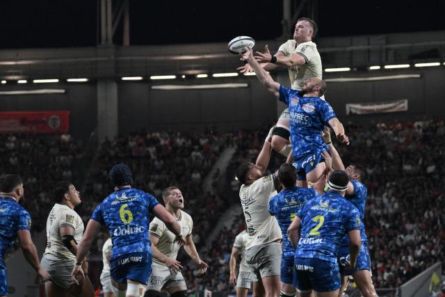 Toulouse's French lock Joshua Brennan 9up) fights for the ball in a line out with Clermont's French flanker Anthime Hemery during the French Top 14 rugby union match between Stade Toulousain and ASM Clermont Auvergne at the Ernest Wallon Stadium in Toulouse, southwestern France, on April 26, 2026. (Photo by Ed JONES / AFP)