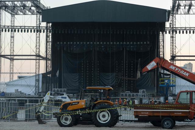 Workers and machinery remain idle after the death of a worker in an accident that occurred during the setup of the stage for Colombian singer Shakira at Copacabana Beach in Rio de Janeiro, Brazil, on April 26, 2026, the Colombian singer is scheduled to perform on May 2. A worker died after an accident while assembling a stage, authorities said. (Photo by Pablo PORCIUNCULA / AFP)