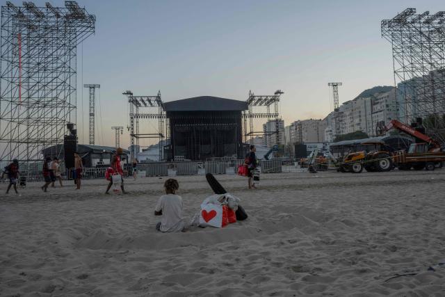 A general view of the stage after the death of a worker in an accident that occurred during its setup for Colombian singer Shakira at Copacabana Beach in Rio de Janeiro, Brazil, on April 26, 2026, the Colombian singer is scheduled to perform on May 2. A worker died after an accident while assembling a stage, authorities said. (Photo by Pablo PORCIUNCULA / AFP)