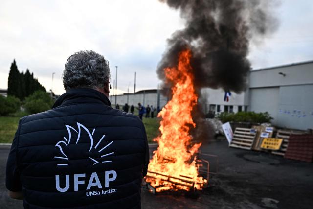 Striking penitentiary staff block access to the entrance of the prison in Beziers, southern France, on April 27, 2026, after the CGT and Ufap-Unsa unions called for a blockade of prisons to draw attention to prison overcrowding and “fill the 5,000 vacant positions.” (Photo by Gabriel BOUYS / AFP)