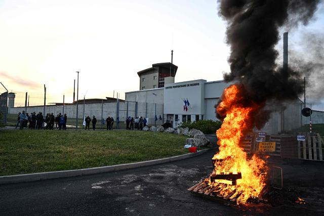 Striking penitentiary staff block access to the entrance of the prison in Beziers, southern France, on April 27, 2026, after the CGT and Ufap-Unsa unions called for a blockade of prisons to draw attention to prison overcrowding and “fill the 5,000 vacant positions.” (Photo by Gabriel BOUYS / AFP)