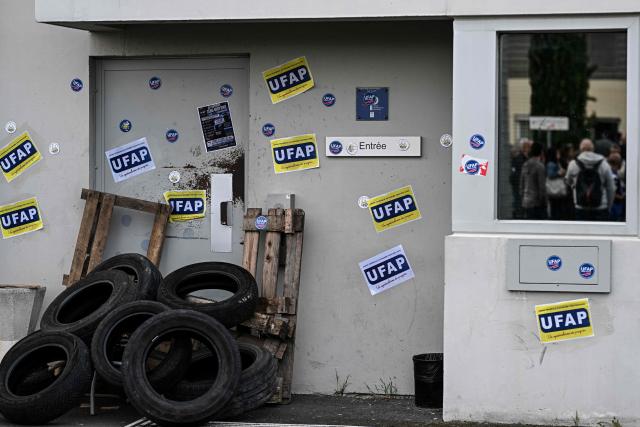 A photo shows the entrance of the prison blocked by striking penitentiary staff, in Beziers, southern France, on April 27, 2026, after the CGT and Ufap-Unsa unions called for a blockade of prisons to draw attention to prison overcrowding and “fill the 5,000 vacant positions.” (Photo by Gabriel BOUYS / AFP)
