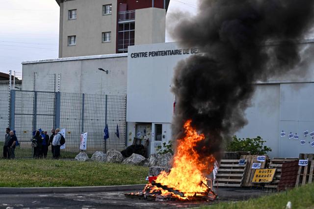 Striking penitentiary staff block access to the entrance of the prison in Beziers, southern France, on April 27, 2026, after the CGT and Ufap-Unsa unions called for a blockade of prisons to draw attention to prison overcrowding and “fill the 5,000 vacant positions.” (Photo by Gabriel BOUYS / AFP)