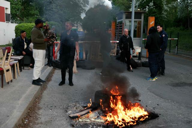 Striking prison staff block access to the Bois-d'Arcy detention center, west of Paris, on April 27, 2026, after the Ufap-Unsa union called for a blockade of prisons to draw attention to prison overcrowding and “fill the 5,000 vacant positions.” (Photo by Alain JOCARD / AFP)