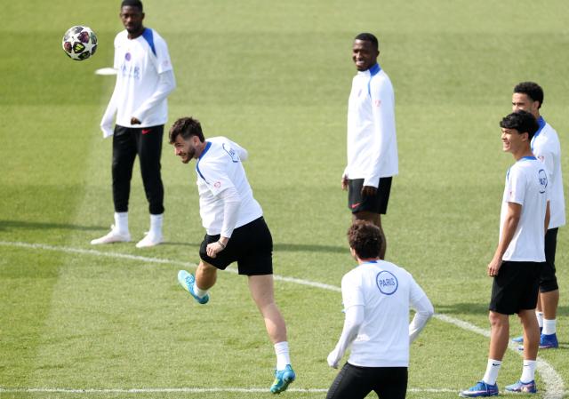 Paris Saint-Germain's Georgian forward #07 Khvicha Kvaratskhelia (L) takes part in a training session of French football club Paris Saint-Germain a day ahead of their UEFA Champions League semi-final match against German club FC Bayern Munich at the PSG Campus in Poissy, north-west of Paris, on April 27, 2026. (Photo by FRANCK FIFE / AFP)