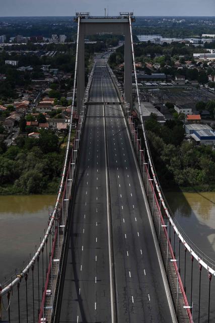 This picture shows the trafficless deck of the closed Pont d'Aquitaine (Aquitaine bridge) during a maintenance operation in Bordeaux, south-western France, on April 26, 2026. Routine maintenance work is carried out regularly on the suspension Aquitaine bridge connecting Bordeaux and its northern suburb of Lormont over the Garonne river. Triggering the closure of Bordeaux's ring road, maintenance work on the second-longest suspension bridge in France is generally performed at night or during week-ends. (Photo by Christophe ARCHAMBAULT / AFP)