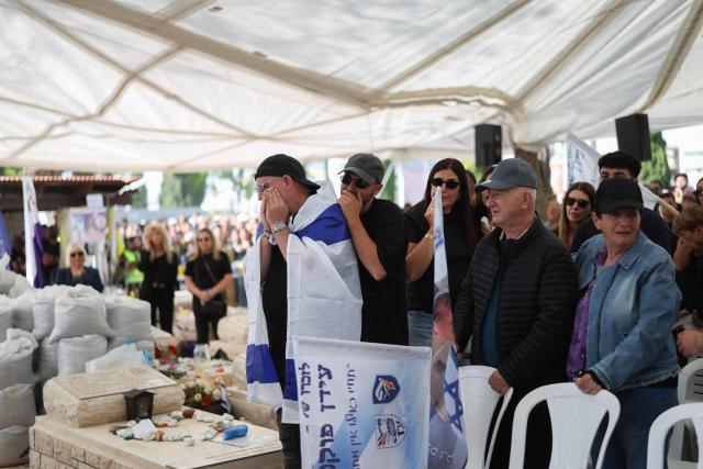 Relatives and family members grieve during the funeral of Sergeant Idan Fooks in Petah Tikva on April 27, 2026. The Israeli military said on April 26 that a soldier was killed in southern Lebanon, where a ceasefire has been in place since mid-April. Sergeant Idan Fooks, 19, died "during combat" in south Lebanon, while "an officer and three additional soldiers were severely injured, along with a soldier who was moderately injured and a soldier who was lightly injured", the military said. (Photo by Ilia YEFIMOVICH / AFP) / 