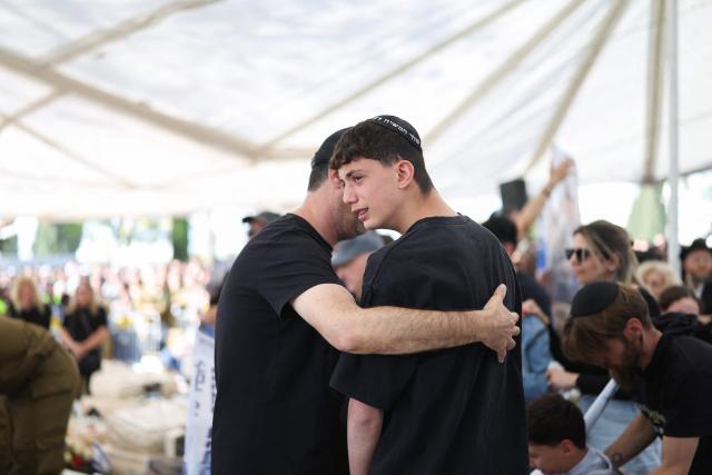 Relatives and family members grieve during the funeral of Sergeant Idan Fooks in Petah Tikva on April 27, 2026. The Israeli military said on April 26 that a soldier was killed in southern Lebanon, where a ceasefire has been in place since mid-April. Sergeant Idan Fooks, 19, died "during combat" in south Lebanon, while "an officer and three additional soldiers were severely injured, along with a soldier who was moderately injured and a soldier who was lightly injured", the military said. (Photo by Ilia YEFIMOVICH / AFP) / 