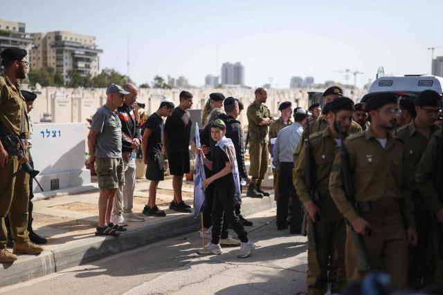 People and soldiers attend the funeral of Sergeant Idan Fooks, who was killed in combat in southern Lebanon, in Petah Tikva on April 27, 2026. The Israeli military said on April 26 that a soldier was killed in southern Lebanon, where a ceasefire has been in place since mid-April. Sergeant Idan Fooks, 19, died "during combat" in south Lebanon, while "an officer and three additional soldiers were severely injured, along with a soldier who was moderately injured and a soldier who was lightly injured", the military said. (Photo by Ilia YEFIMOVICH / AFP) / 