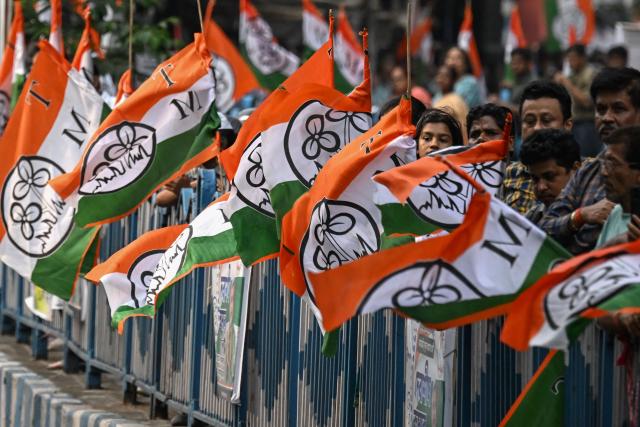 Supporters of the All India Trinamool Congress party attend a rally of Chief Minister of West Bengal Mamata Banerjee ahead of the second phase of the legislative assembly elections in Kolkata on April 27, 2026. (Photo by Dibyangshu SARKAR / AFP)