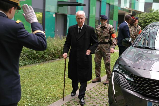 French former Prime Minister Edouard Balladur arrives for a military parade to mark the naming of the Ministry of the Armed Forces’ main auditorium after Pierre Messmer, at The Invalides in Paris on April 27, 2026. (Photo by Thomas SAMSON / AFP)