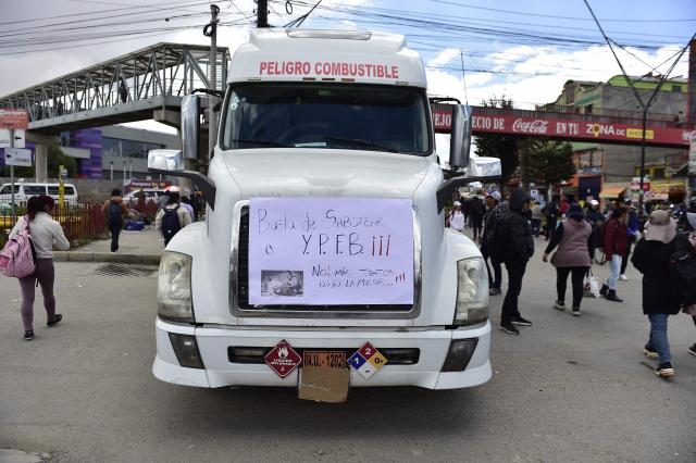 A fuel tanker truck blocks a road during a protest by transport workers over the lack of diesel and the poor quality of gasoline in El Alto, Bolivia, on April 27, 2026. (Photo by Jorge BERNAL / AFP)