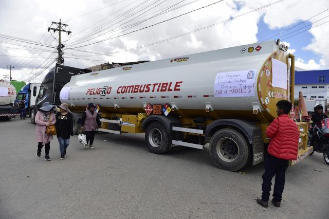 Fuel tanker trucks block a road during a protest by transport workers over the lack of diesel and the poor quality of gasoline in El Alto, Bolivia, on April 27, 2026. (Photo by Jorge BERNAL / AFP)